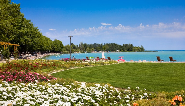 Gepflegter Badespaß in Balatonfured am Plattensee. Reisen.