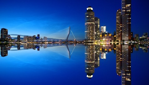 Skyline von Rotterdam bei Nacht